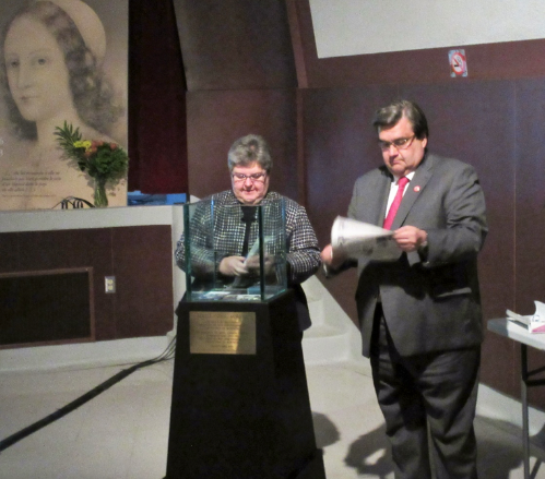 De g. à d. Danielle Fleury, PDG adjointe du CHUM, Denis Coderre, maire de Montréal De g. à d. Danielle Fleury, PDG adjointe du CHUM, Denis Coderre, maire de Montréal