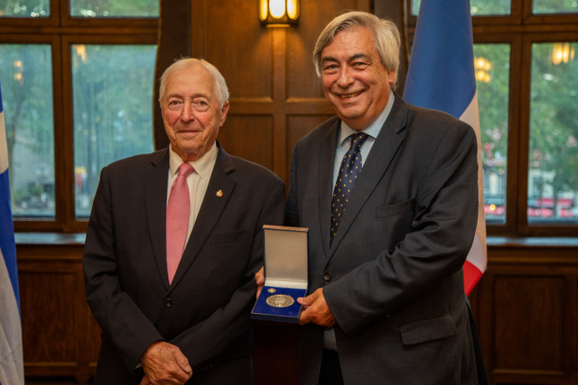 Le lieutenant-gouverneur J. Michel Doyon et Denis Racine, récipiendaire de la médaille des aînés