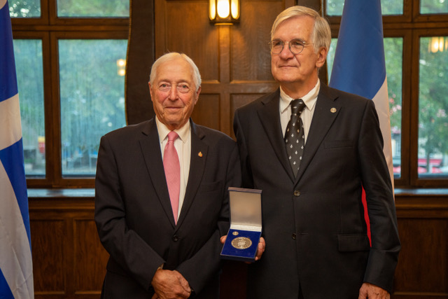 Le lieutenant-gouverneur J. Michel Doyon et Jacques Fortin, récipiendaire de la médaille des aînés