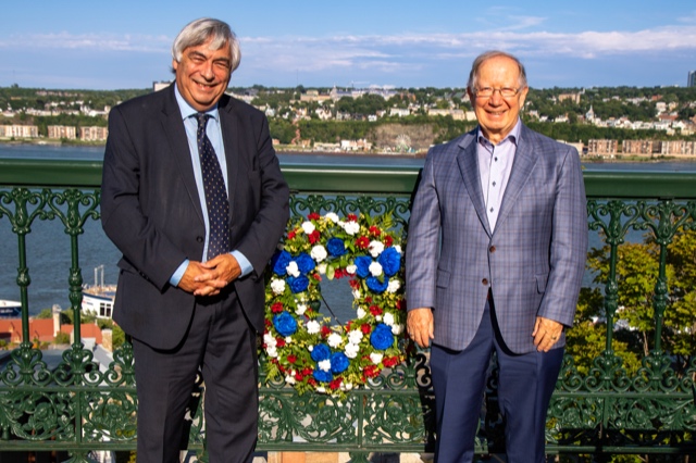 Denis Racine et Roger Barrette après le dépôt de la couronne de fleurs sur un lieu très fréquenté à Québec: la terrasse Dufferin. 