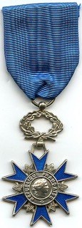 L'insigne de l'Ordre national du Mérite