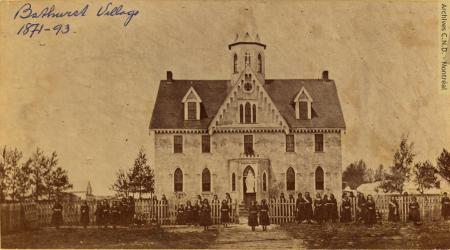 Couvent de la Sainte-Famille, institution fondée en 1871, Bathurst-Village (Bathurst), Nouveau-Brunswick, [entre 1871 et 1880]. Archives Congrégation de Notre-Dame - Montréal.