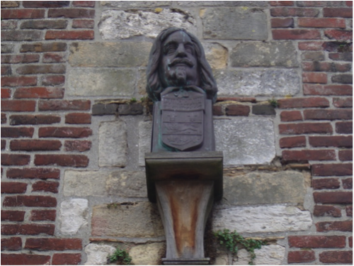 Buste de Champlain sur le mur occidental de la lieutenance de Honfleur.