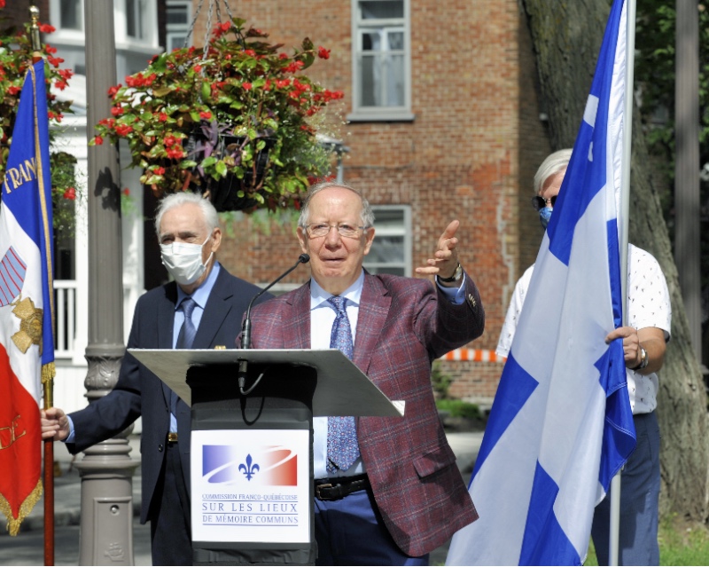 M. Roger Barrette secrétaire général de la CFQLMC, présente le message sonore original de De Gaulle aux Canadiens français, le 1er août 1940.