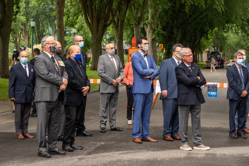 Groupe de dignitaires qui écoutent l'Appel de De Gaulle du 1er août 1940.