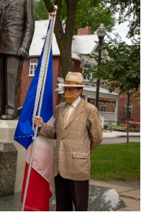 M. Robert Trudel, membre de la CFQLMC et porte-drapeau.