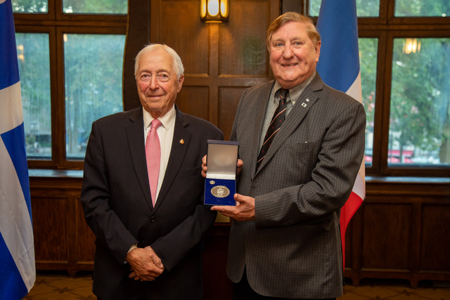 Le lieutenant-gouverneur J. Michel Doyon et Marcel Fournier, récipiendaire de la médaille des aînés