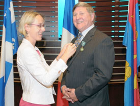 Remise des insignes d’officier de l’Ordre des Arts et des Lettres de France à Marcel Fournier par Hélène Le Gal, consule générale de France