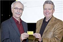 Marcel Corriveau recevant sa carte de membre du président du conseil d'administration de la Société, Bertrand Juneau