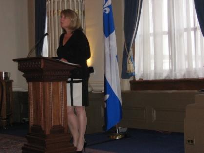 La ministre de la CCCF, Christine St-Pierre, prononçant une allocution lors du dîner