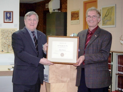 De d. à g. : Fernand Harvey, secrétaire de la Société des Dix, remet le Prix des Dix 2012 à Marcel Fournier lors d'une cérémonie qui s'est déroulée le 17 février 2012 à la Société généalogique canadienne-française.