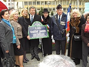 Le délégué général Michel Robitaille (2e à gauche), entouré à gauche de Joëlle Garriaud-Maylam et à droite de Odette Christienne, déléguée du Maire de Paris