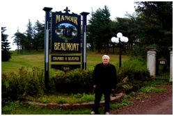 L'auteur sur le site du manoir de Beaumont