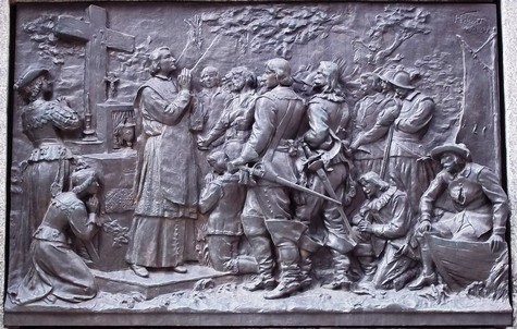 Première messe à Ville-Marie par le père Barthelemy Vimont, jésuite, en 1642. Bas-relief de Louis-Philippe Hébert, 1895, Monument à de Maisonneuve, Place d’Armes.