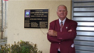 André Boulanger devant la plaque dévoilée.