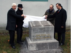 Dévoilement du mémorial du « Cimetière de l'Anse-à-Maheu ». De gauche à droite : M. Michel Gilbert  de la SHSAD, M. Marcel Corriveau, maire de la Ville, M. Michel Poitras, curé de la paroisse et M. Sam Hamad, député de Louis-Hébert.