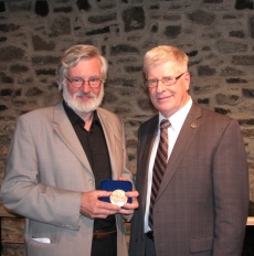 De g. à d. André Dorval récipiendaire de la médaille de l'Assemblée nationale, Jacques Marcotte, député de Portneuf.