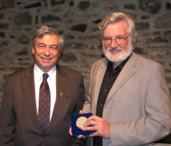 De g. à d. Denis Racine, coprésident pour le Québec, de la Commission franco-québécoise sur les lieux de mémoire communs (CFQLMC), André Dorval récipiendaire de la médaille de l'Assemblée nationale.