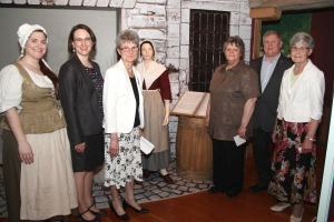 De g. à d. Rachel Dessurreault, Fille du Roy, Émilie Thuillier, Madeleine Juneau, Huguette Roy, conseillère municipale, Marcel Fournier, président du comité de commémoration de la CFQLMC, et Jacqueline Villeneuve, présidente du conseil d'administration de la Maison Saint-Gabriel.