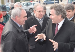 Le maire de la commune de Tourouvre, Guy Monhé, et le délégué général du Québec à Paris, Michel Robitaille.