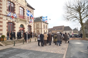 Devant la Mairie de la commune de Tourouvre où flottent les drapeaux québécois et français.