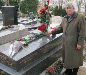 Denis Racine au cimetière du Père-Lachaise, donnant suite à la promesse faite lors de son allocution de clôture, au nom des amis et admirateurs de la Grande de la chanson.