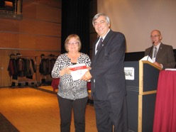 Une heureuse gagnante d'un prix de présence : Les textes marquants des relations franco-québécoises (1961-2011) : de g. à d. France DesRoches, Denis Racine et Louis Richer.