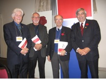 De g. à d. Jean-Pierre Gagnon, Jean Martin, Desmond Morton, Denis Racine – Remise d'une publication de la CFQLMC Les textes marquants des relations franco-québécoises (1961-2011) à trois des conférenciers : quoi de mieux comme mot d'appréciation.