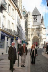 De g. à d. Gilbert Pilleul, Raymond Lor et Marie-Ange Garrandeau – À l'arrière, la cathédrale Saint-Étienne de Meaux.